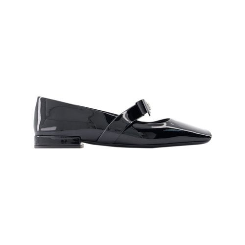 Pre-owned Versace Leather Flats In Black