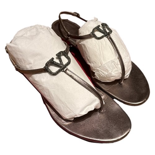 Pre-owned Valentino Garavani Vlogo Leather Sandal In Metallic