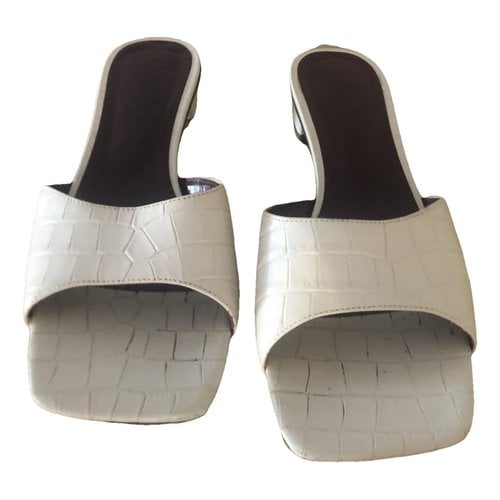 Pre-owned Staud Leather Flip Flops In White