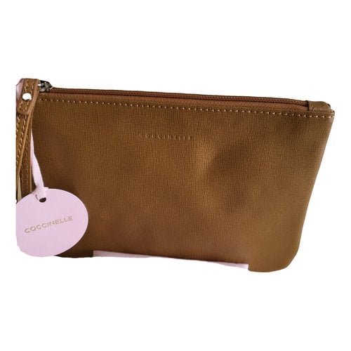 Pre-owned Coccinelle Leather Clutch Bag In Camel