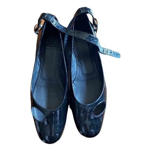 Pre-owned Givenchy Patent Leather Ballet Flats In Black