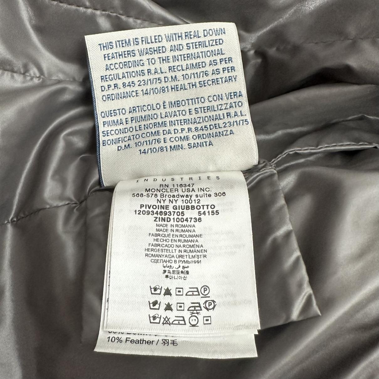 https://images.vestiairecollective.com/cdn-cgi/image/q=75,f=auto,/produit/grey-polyester-classic-moncler-coat-34753290-2_3.jpg?secret=VC-e9eee96a-a819-4431-ad12-d066be2626ef
