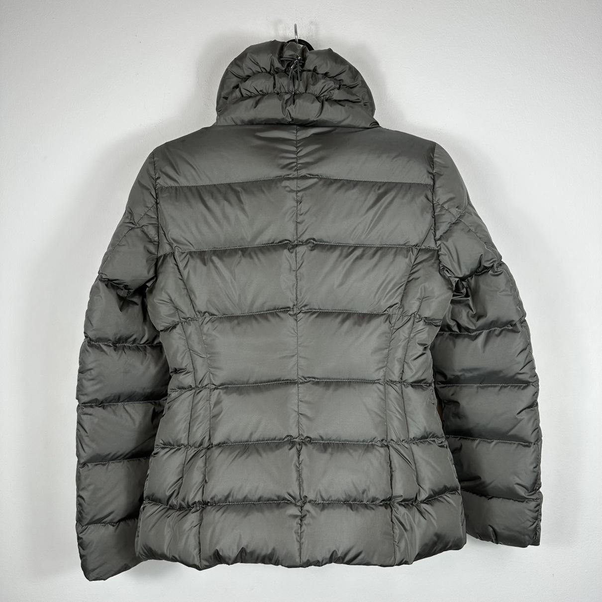 https://images.vestiairecollective.com/cdn-cgi/image/q=75,f=auto,/produit/grey-polyester-classic-moncler-coat-34753290-3_3.jpg?secret=VC-e9eee96a-a819-4431-ad12-d066be2626ef