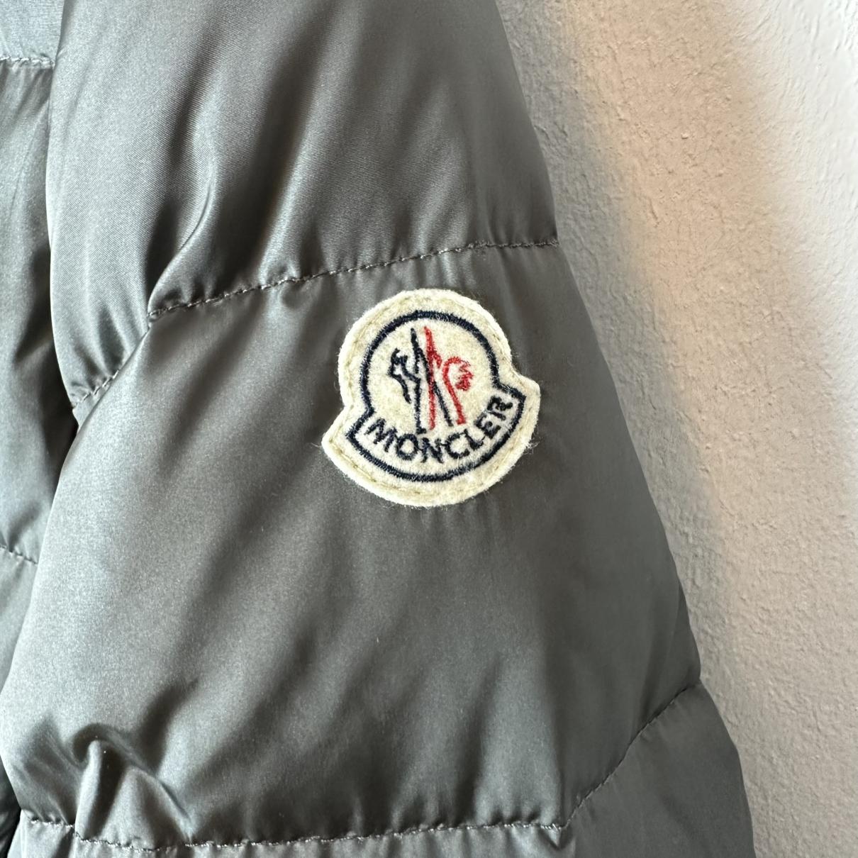 https://images.vestiairecollective.com/cdn-cgi/image/q=75,f=auto,/produit/grey-polyester-classic-moncler-coat-34753290-4_3.jpg?secret=VC-e9eee96a-a819-4431-ad12-d066be2626ef