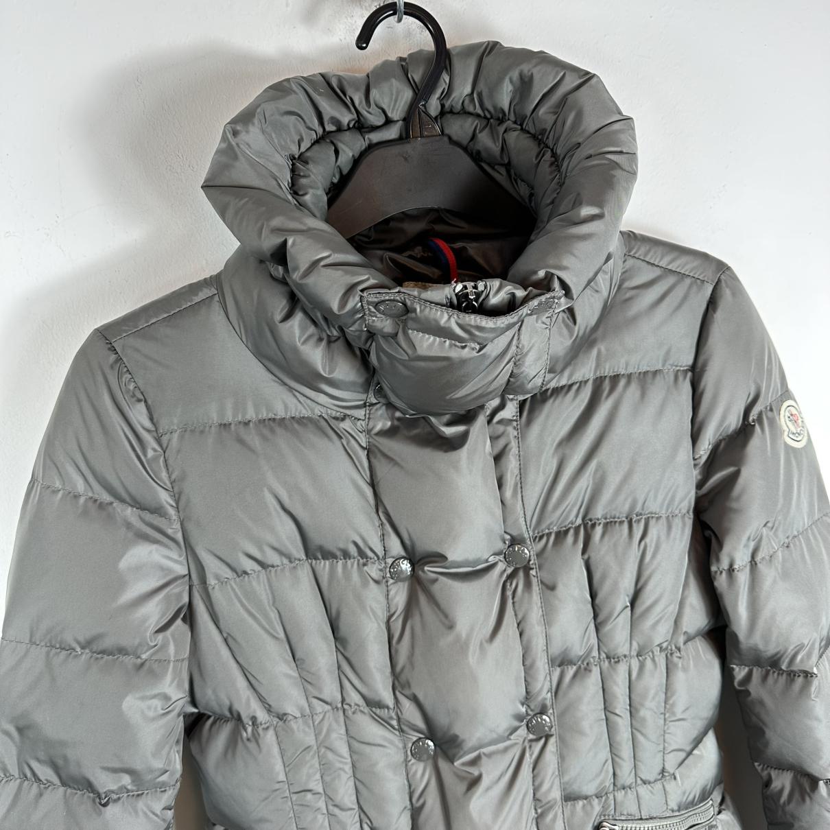 https://images.vestiairecollective.com/cdn-cgi/image/q=75,f=auto,/produit/grey-polyester-classic-moncler-coat-34753290-5_3.jpg?secret=VC-e9eee96a-a819-4431-ad12-d066be2626ef