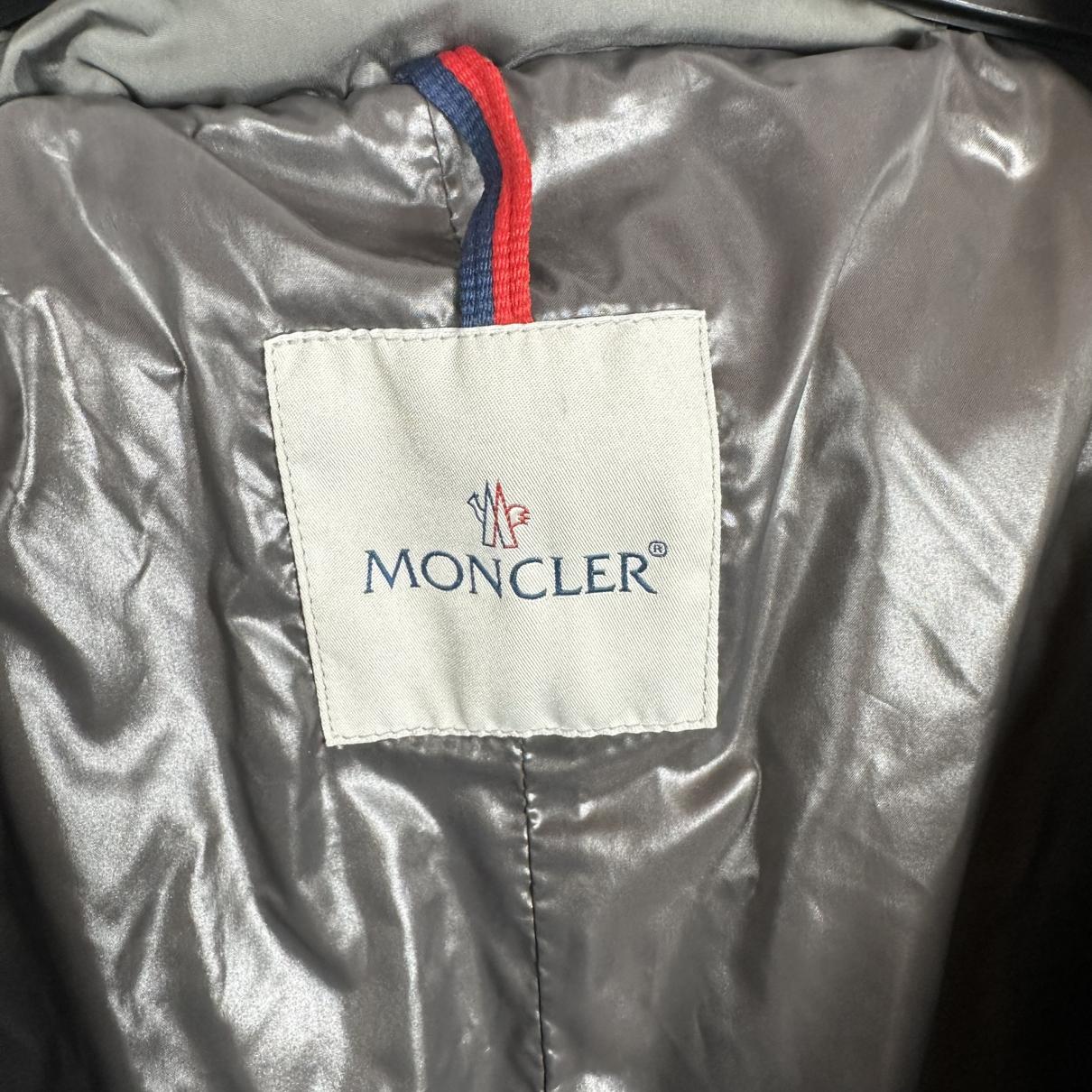 https://images.vestiairecollective.com/cdn-cgi/image/q=75,f=auto,/produit/grey-polyester-classic-moncler-coat-34753290-7_3.jpg?secret=VC-e9eee96a-a819-4431-ad12-d066be2626ef