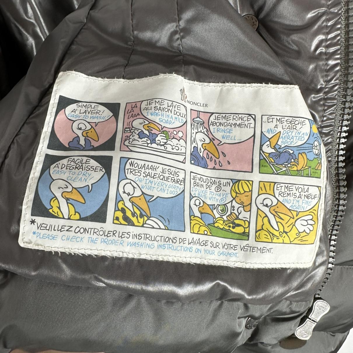 https://images.vestiairecollective.com/cdn-cgi/image/q=75,f=auto,/produit/grey-polyester-classic-moncler-coat-34753290-9_3.jpg?secret=VC-e9eee96a-a819-4431-ad12-d066be2626ef