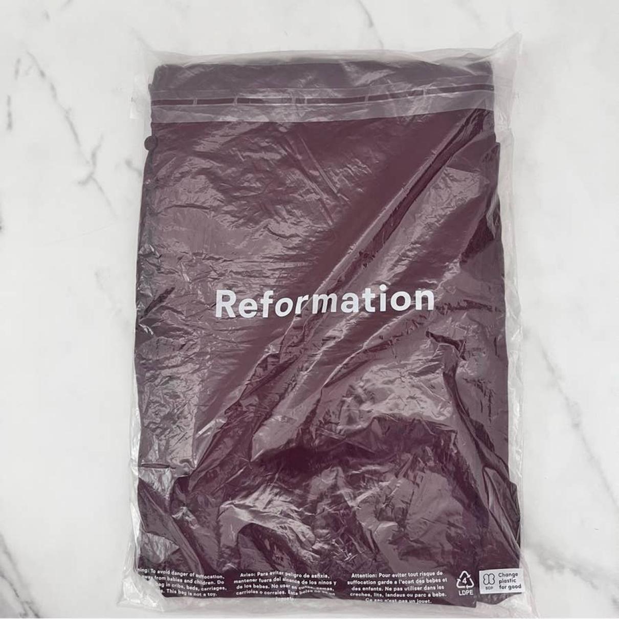 https://images.vestiairecollective.com/cdn-cgi/image/q=75,f=auto,/produit/purple-viscose-reformation-dress-35038583-2_2.jpg?secret=VC-e9eee96a-a819-4431-ad12-d066be2626ef