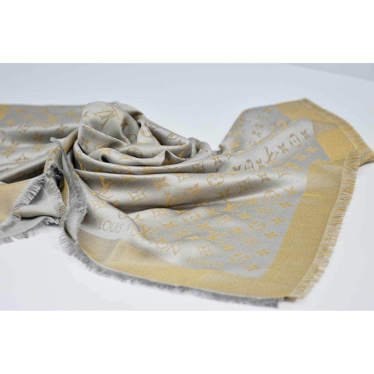 Châle monogram shine silk scarf Louis Vuitton Beige in Silk - 25325693