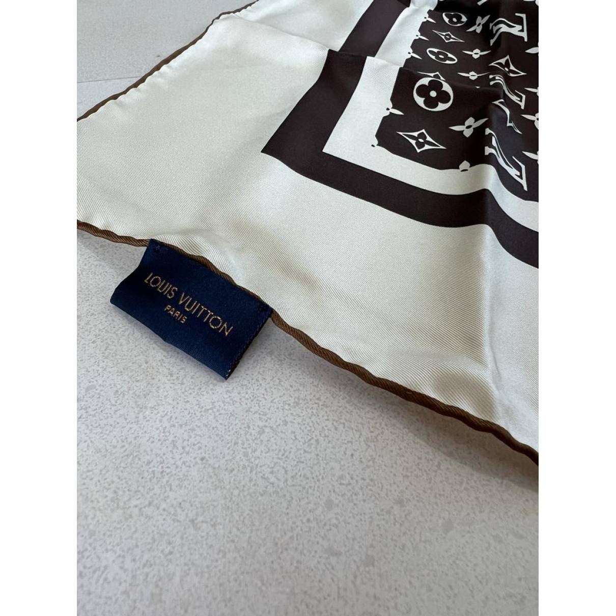 Louis Vuitton Silk scarves Beige Silver ref.537206 - Joli Closet