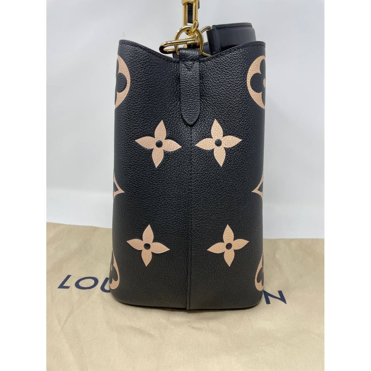 Boîte chapeau souple leather crossbody bag Louis Vuitton Black in