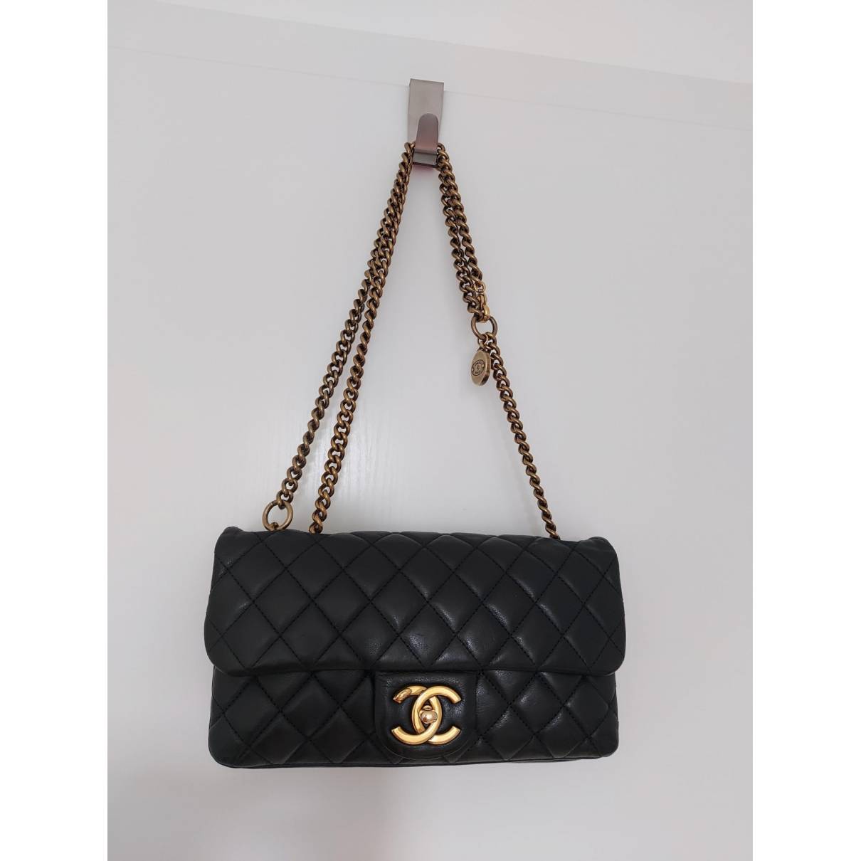 Leather handbag Chanel Black in Leather - 23750760