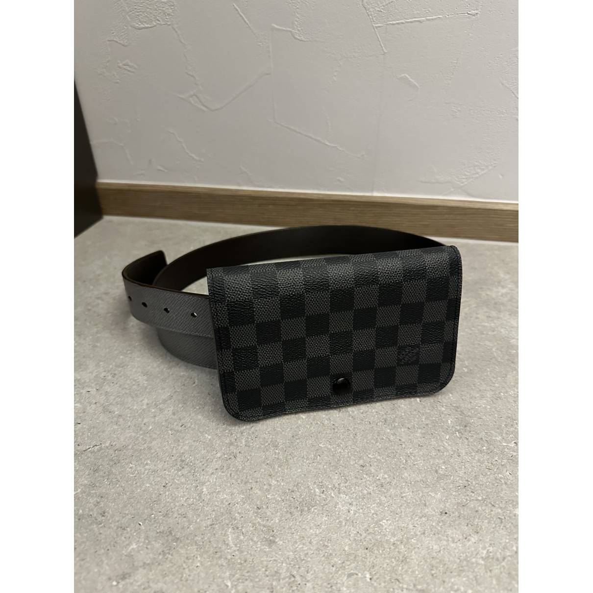 Leather belt bag Louis Vuitton Black in Leather - 32841006