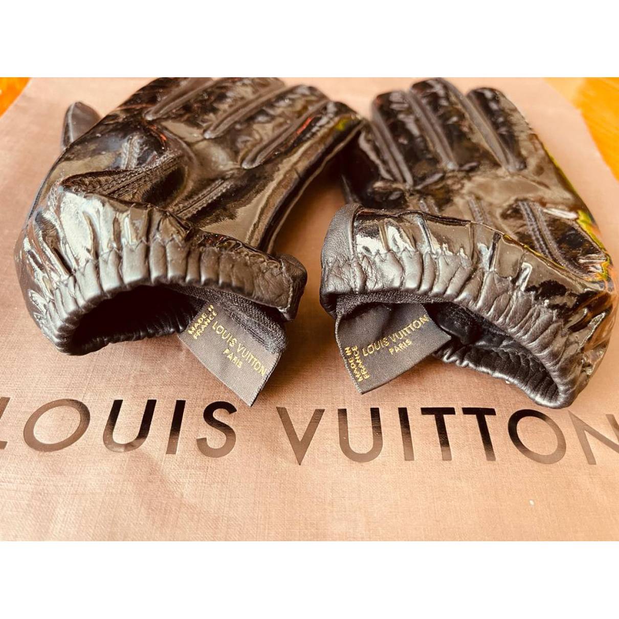 Gloves Louis Vuitton Black size M International in Cotton - 31124235