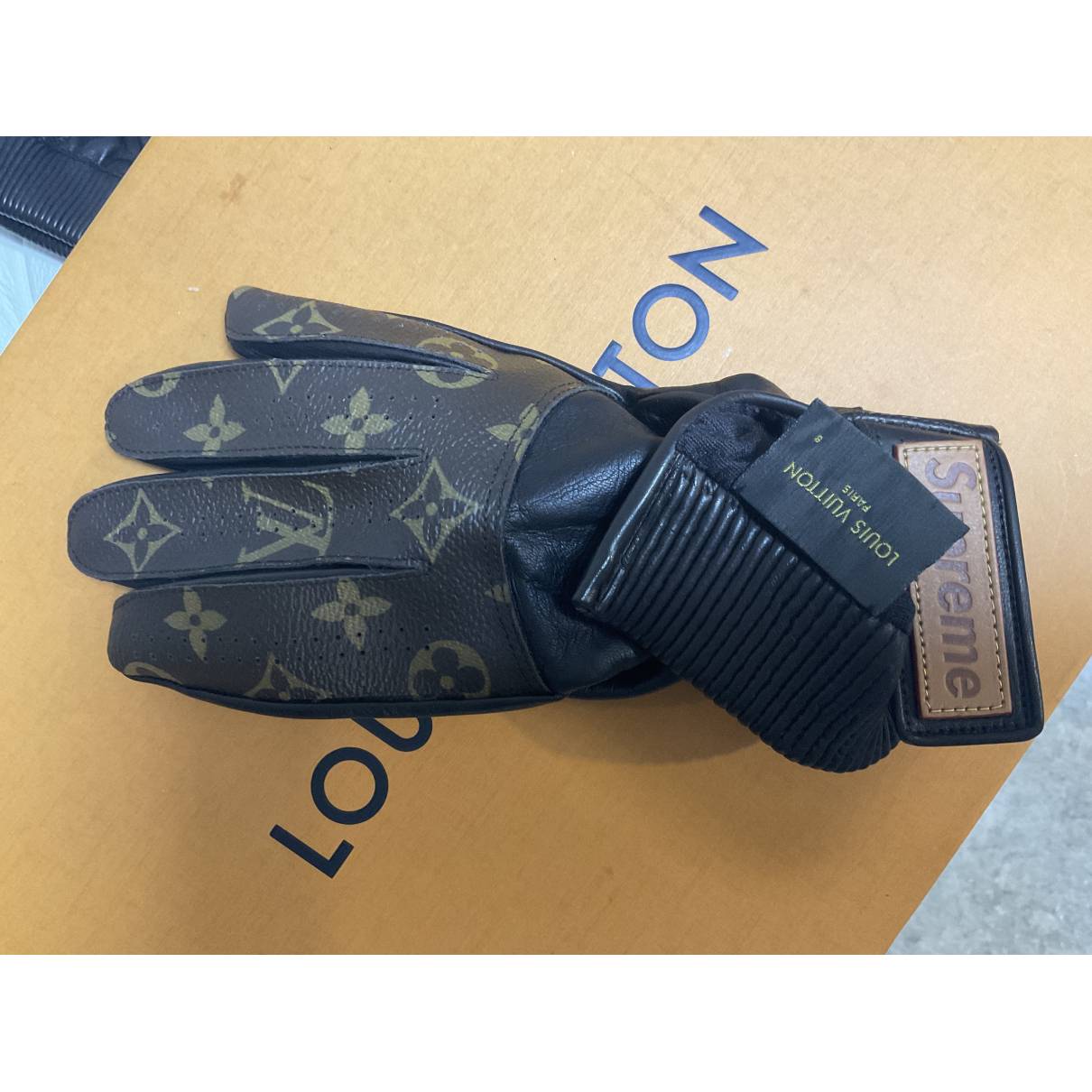 Leather gloves LOUIS VUITTON X SUPREME ($2,005) ❤ liked on Polyvore  featuring accessories, gloves, re…