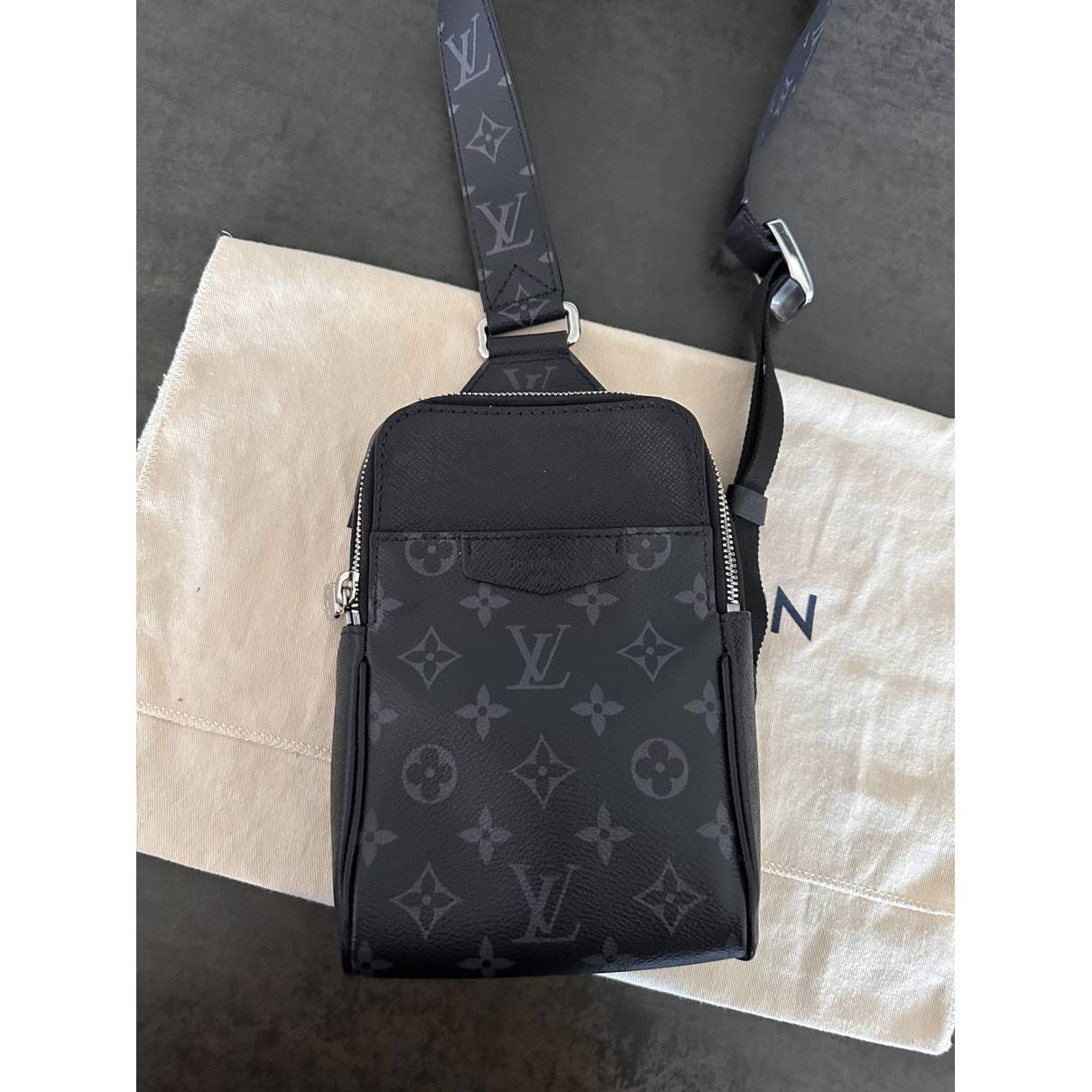 Outdoor leather bag Louis Vuitton Black in Leather - 30562032