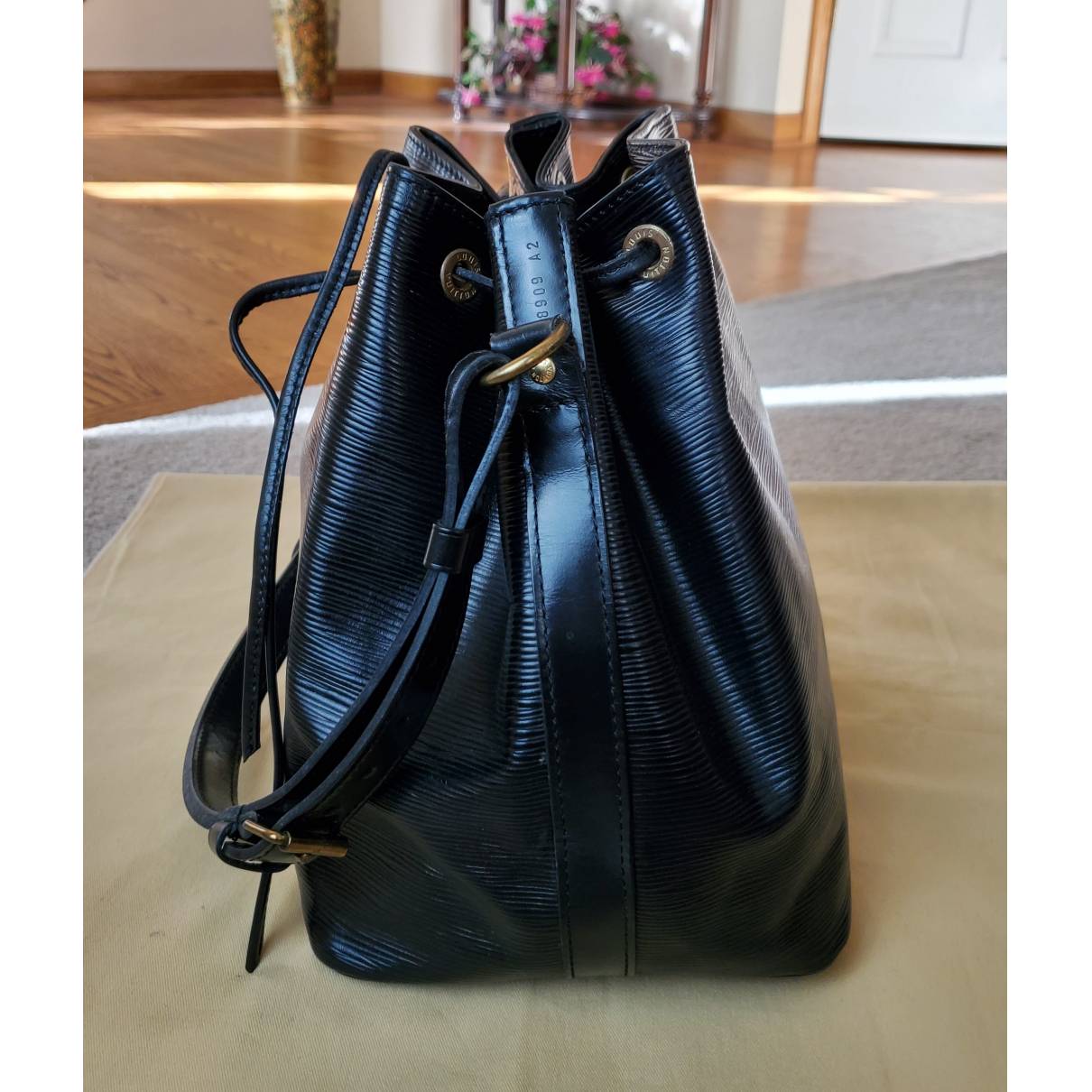 Louis Vuitton Petit Noe Epi Leather Shoulder Bag Black