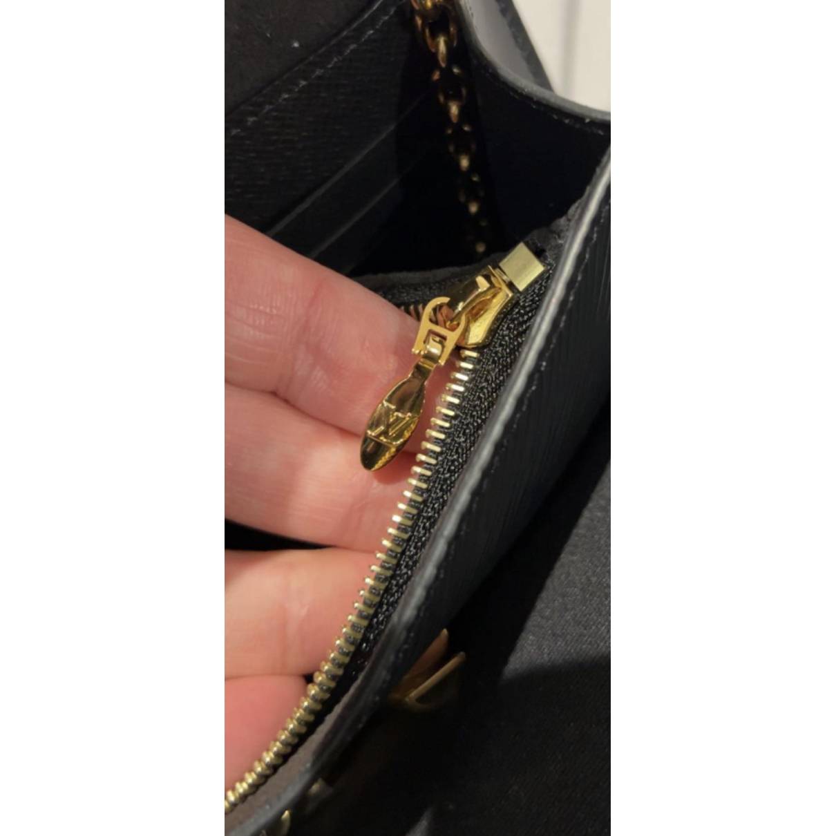 Twist belt wallet on chain leather handbag Louis Vuitton Black in