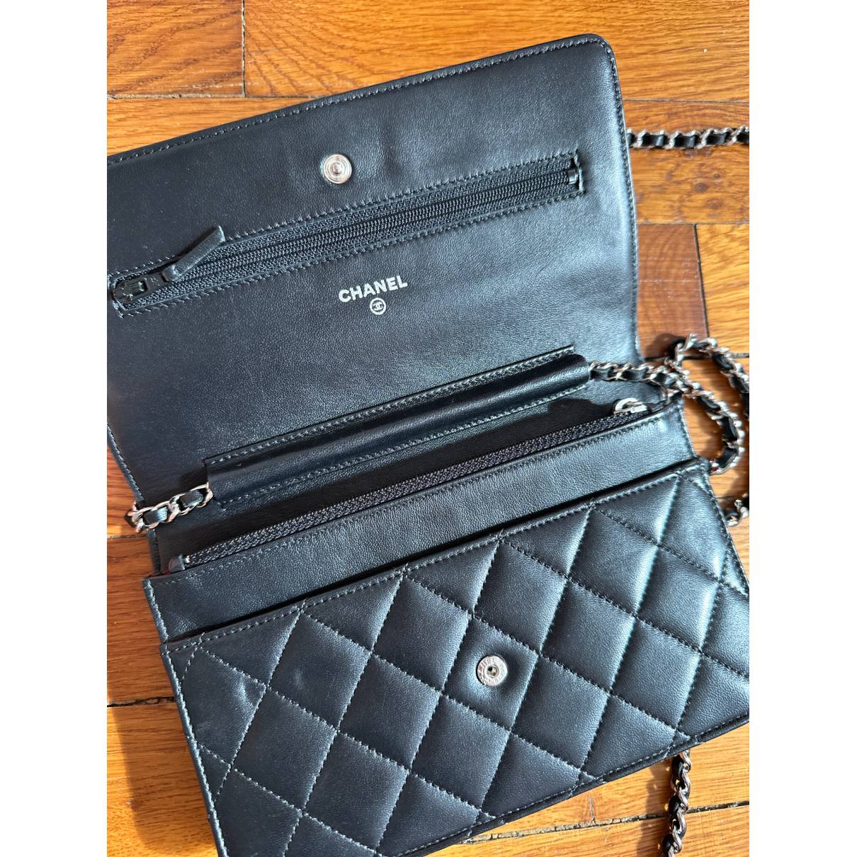 Wallet on chain leather clutch bag Chanel Black in Leather - 36128191