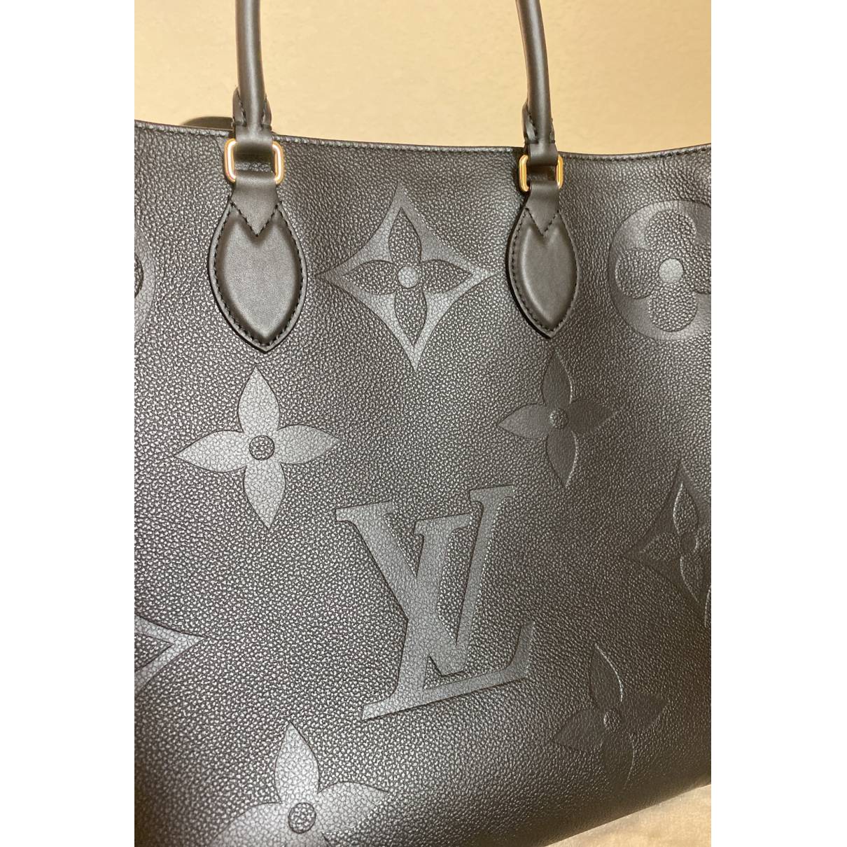 Wilshire leather handbag Louis Vuitton Black in Leather - 25250881