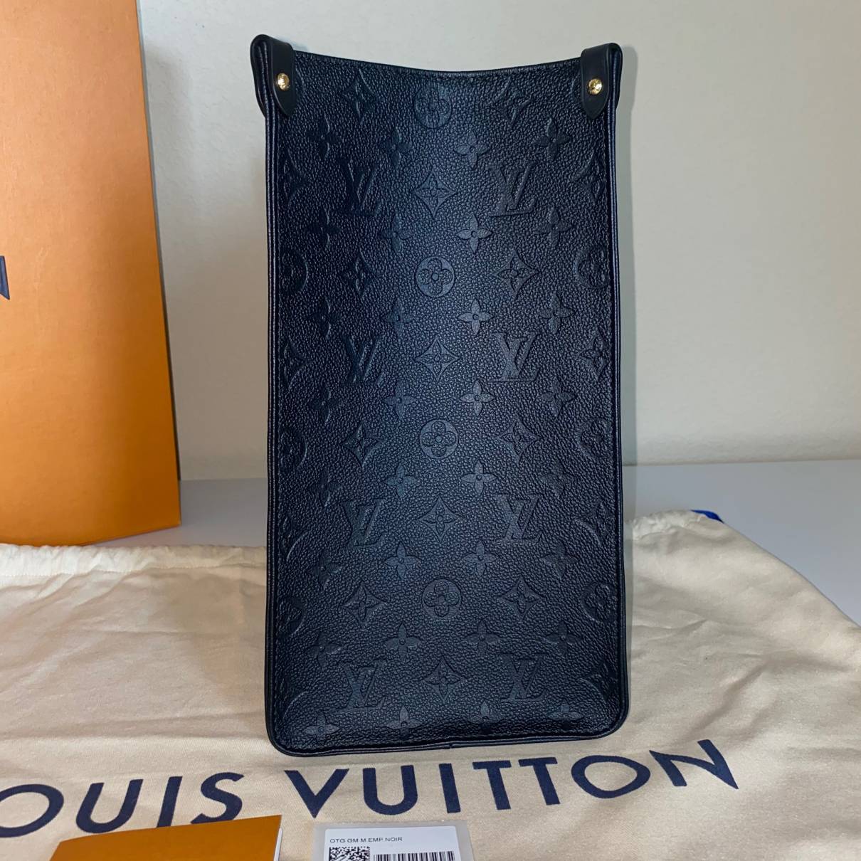 Wilshire leather handbag Louis Vuitton Black in Leather - 25250881