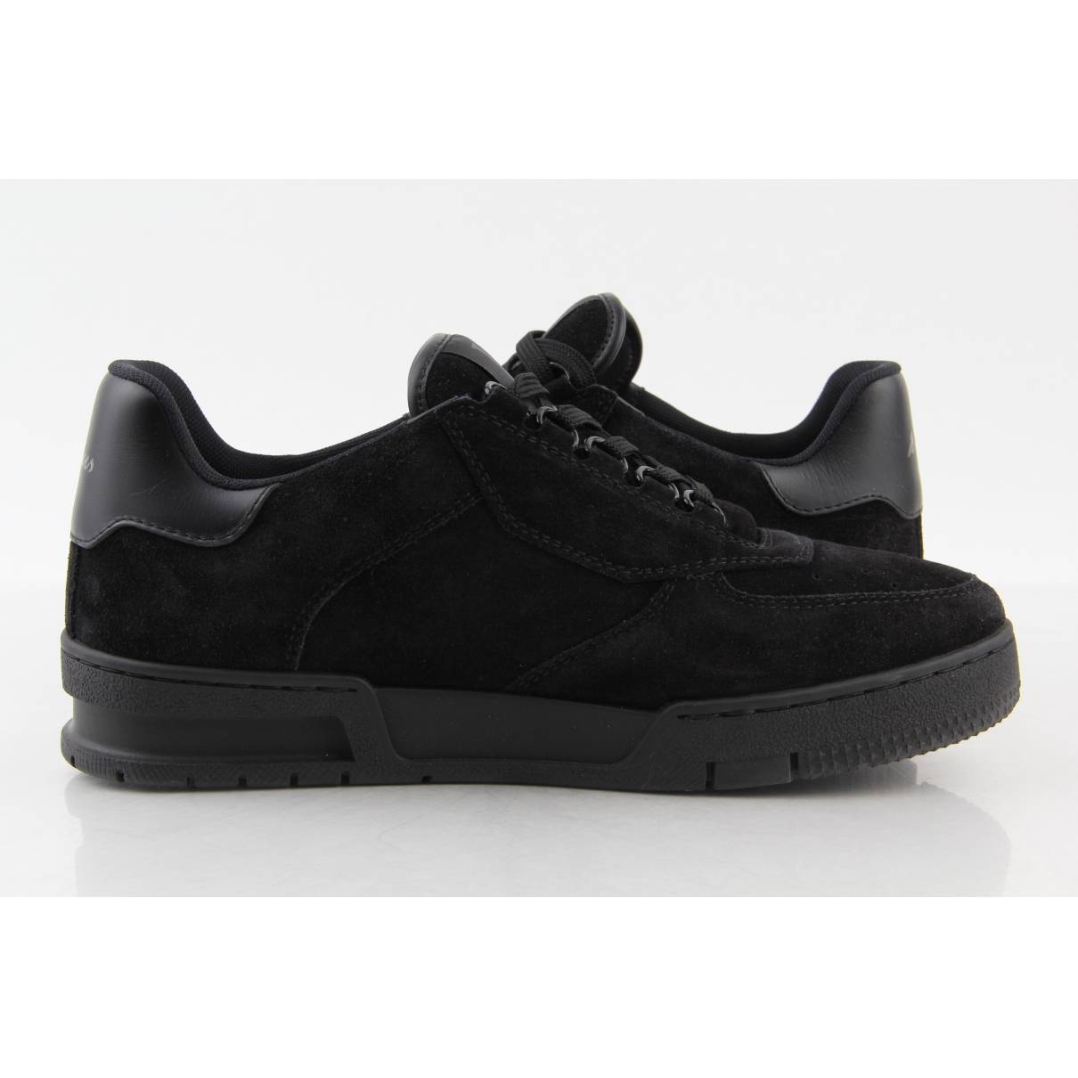 Lv trainer low trainers Louis Vuitton Black size 6 US in Suede - 32328135