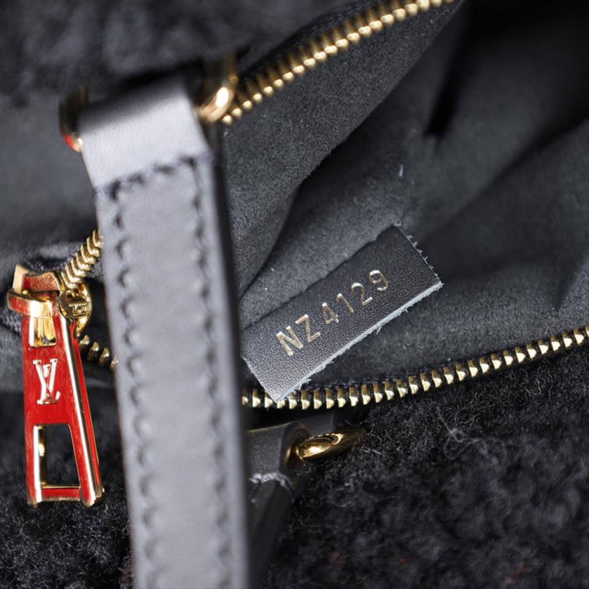 Onthego wool handbag Louis Vuitton Black in Wool - 27484802