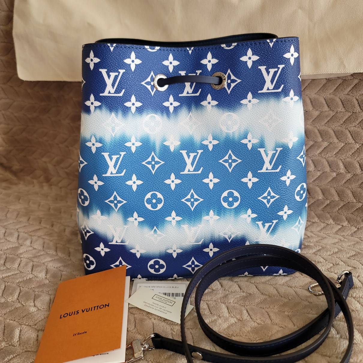 Baggy cloth handbag Louis Vuitton Blue in Cloth - 26165309