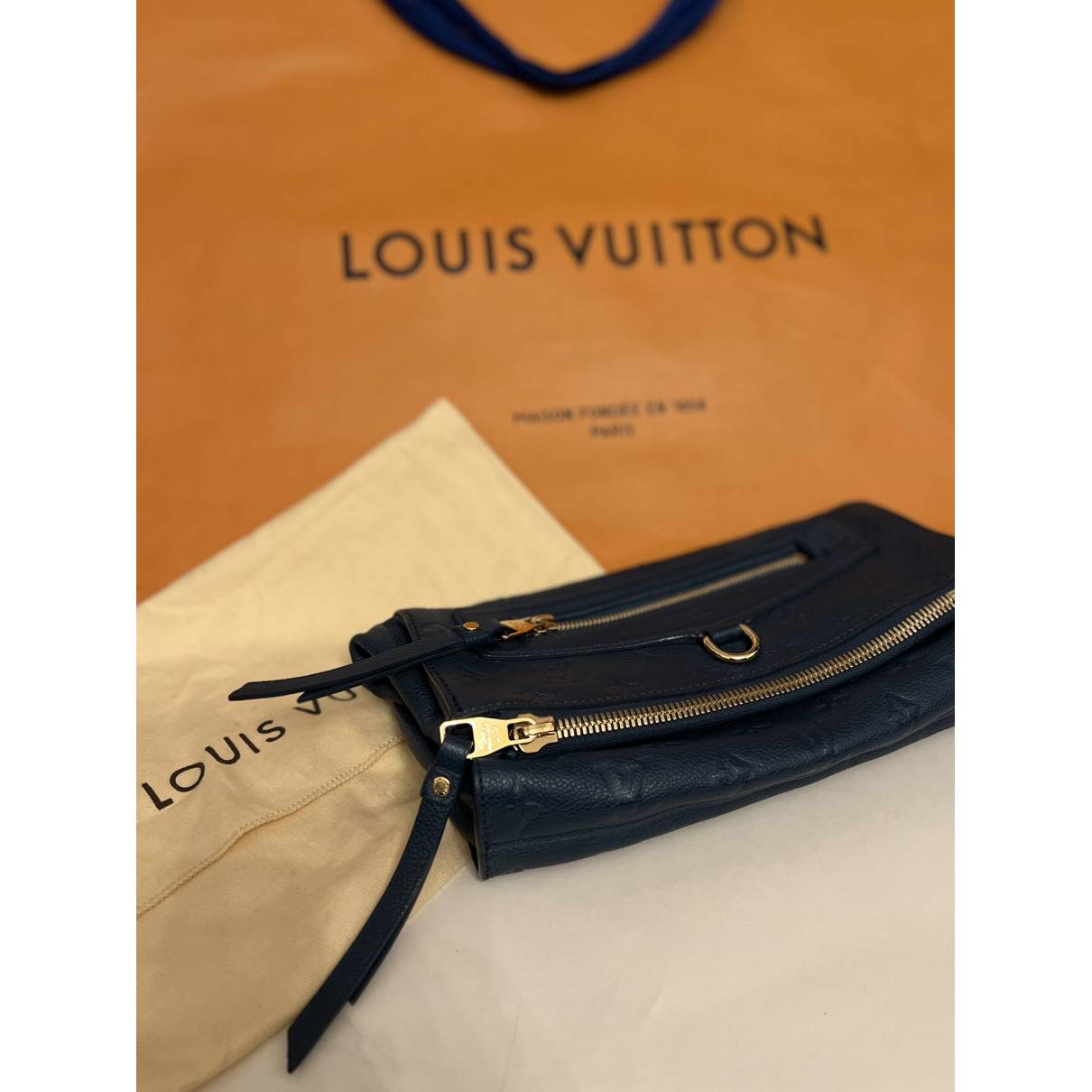 Pétillante leather clutch bag Louis Vuitton Blue in Leather - 29031694