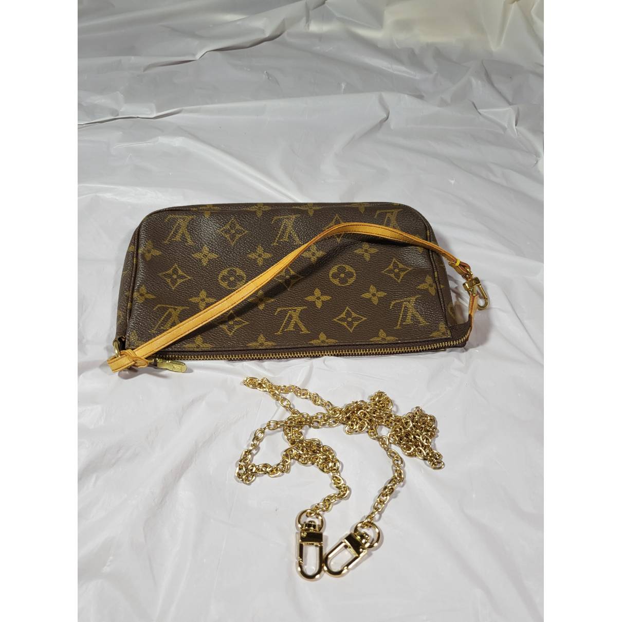 Pochette accessoire cloth handbag Louis Vuitton Brown in Cloth - 18376326