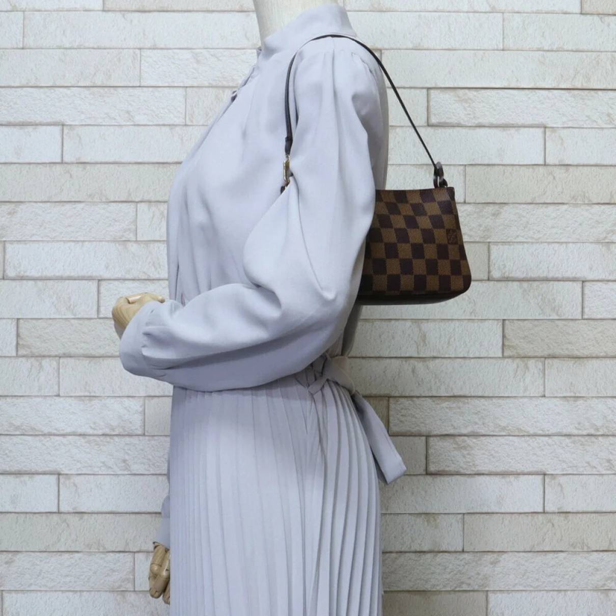 Pochette accessoire cloth handbag Louis Vuitton Brown in Cloth - 35777656