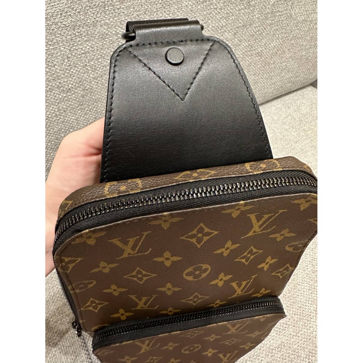 Avenue sling leather bag Louis Vuitton Black in Leather - 33676811