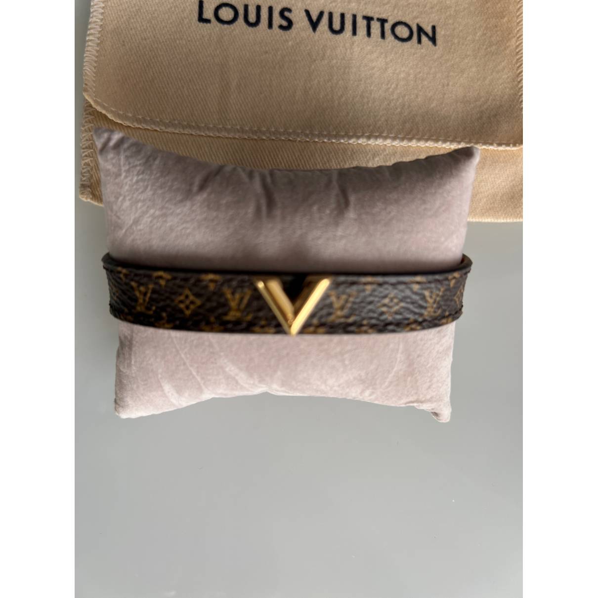 Essential v leather bracelet Louis Vuitton Brown in Leather - 22299076