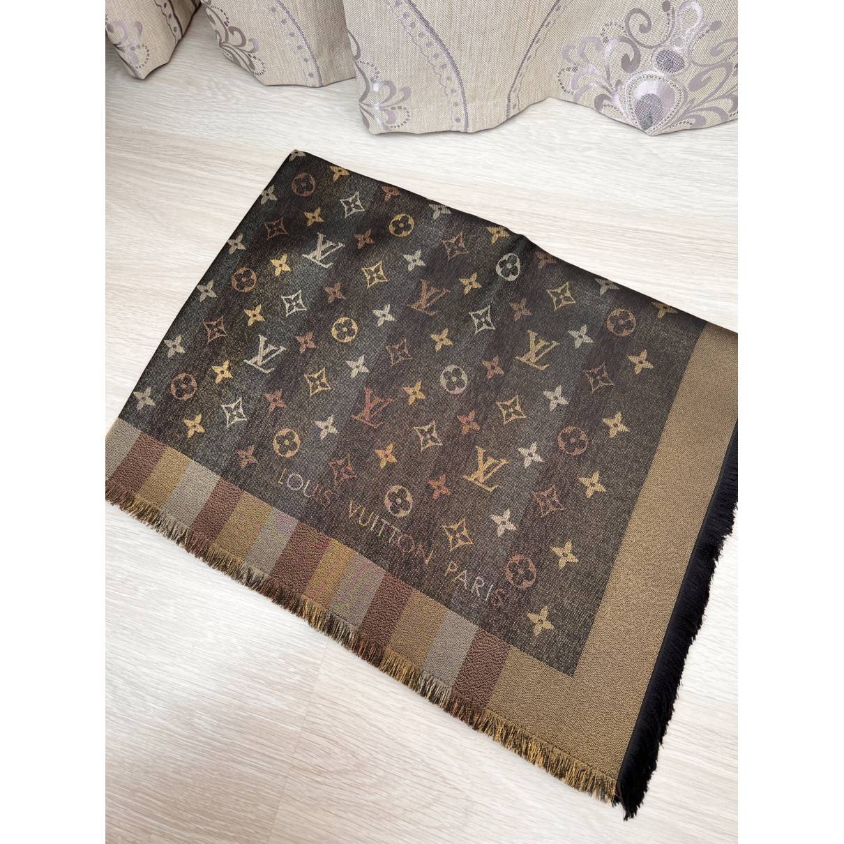 Louis Vuitton - Authenticated Châle Monogram Shine Scarf - Silk Anthracite for Women, Very Good Condition
