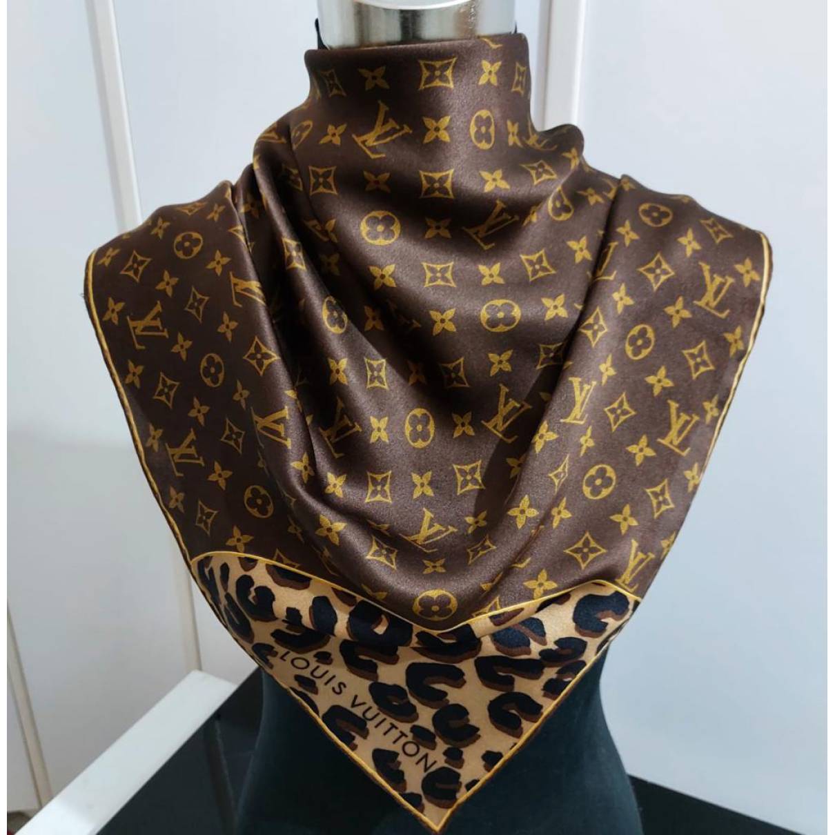 Châle monogram silk scarf Louis Vuitton Brown in Silk - 30275646