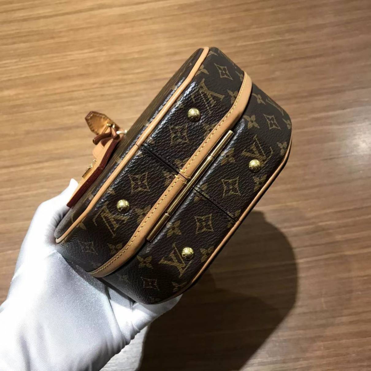 Petite boîte chapeau handbag Louis Vuitton Brown in Synthetic - 23795136