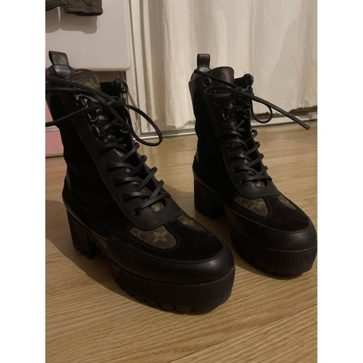 lv laureate boots