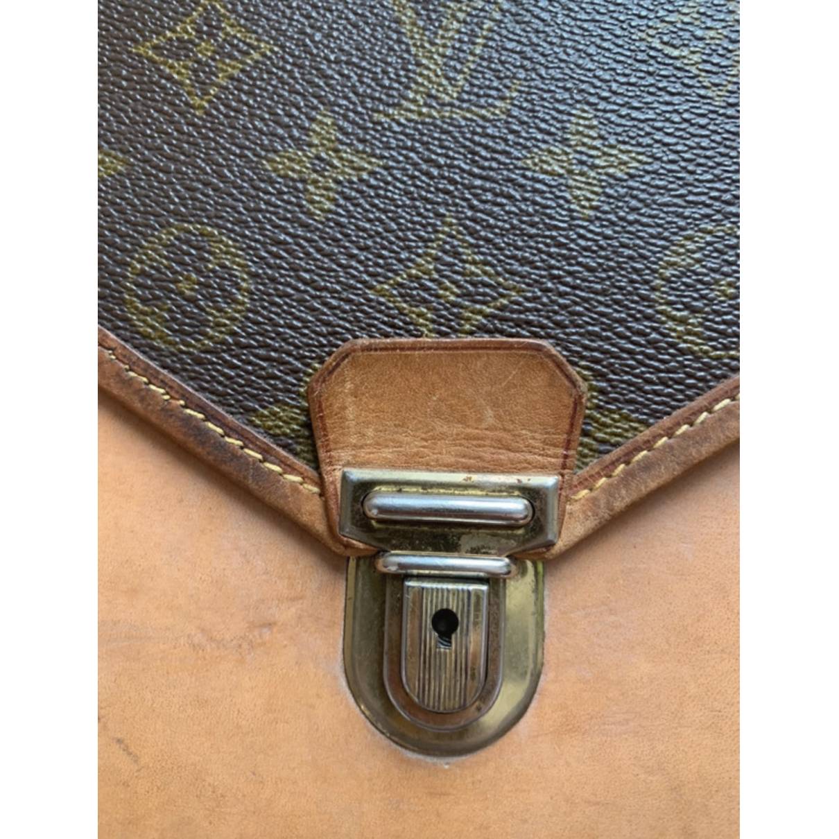 Metis leather handbag Louis Vuitton Camel in Leather - 31165369
