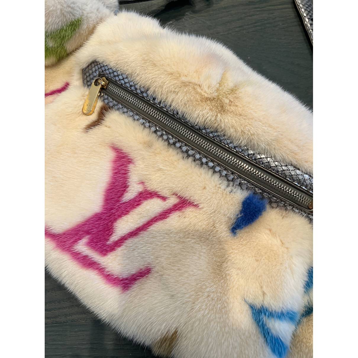 Bum bag / sac ceinture mink handbag Louis Vuitton Ecru in Mink - 32956397