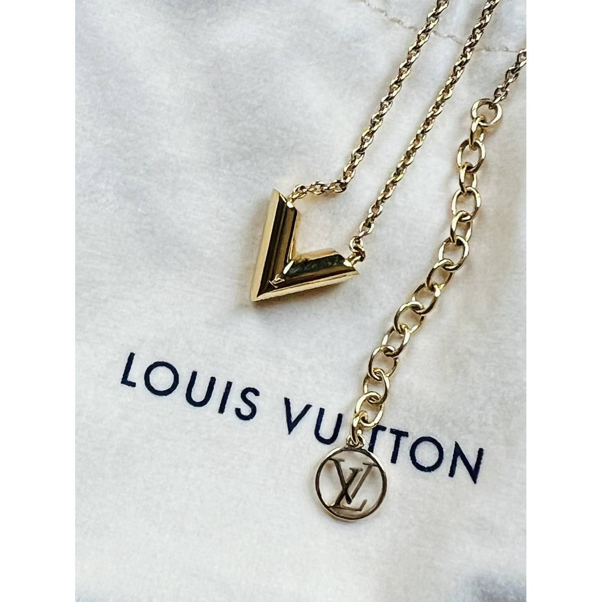 Louis Vuitton Necklace Women Essential V Gold LV Logo W/Storage