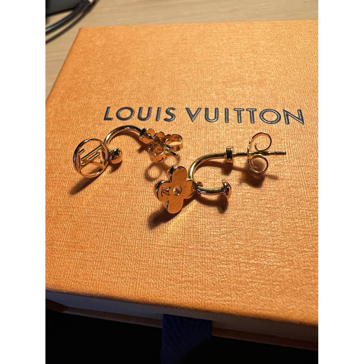 Louis Vuitton Earrings Blooming Lv Circle Monogram Flower Metal Gold M64859  - 2 Pieces