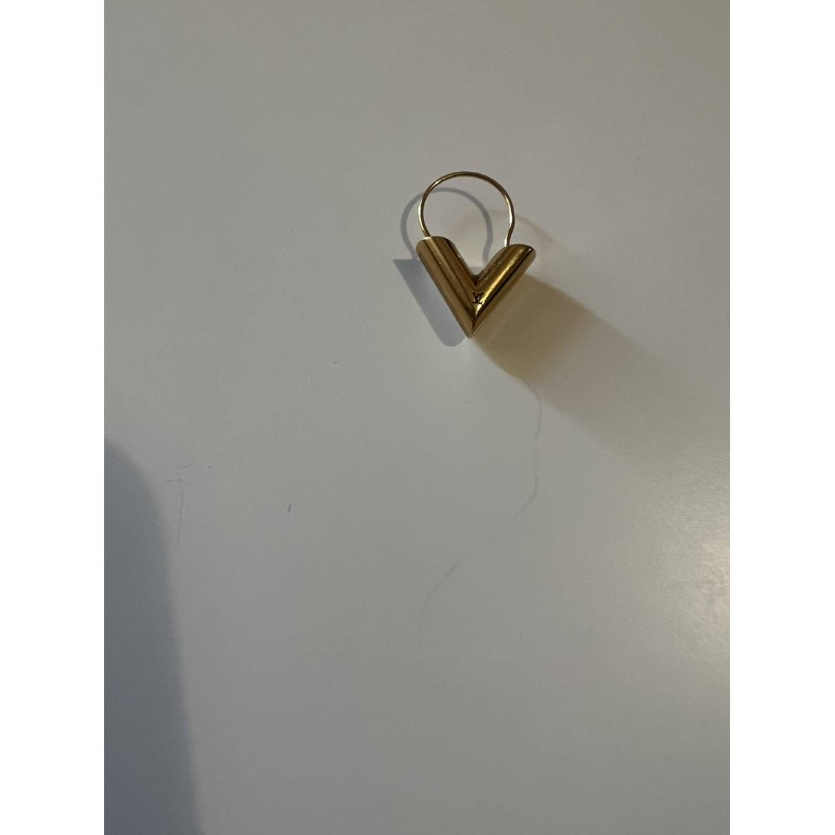 Essential v earrings Louis Vuitton Gold in Metal - 27592151