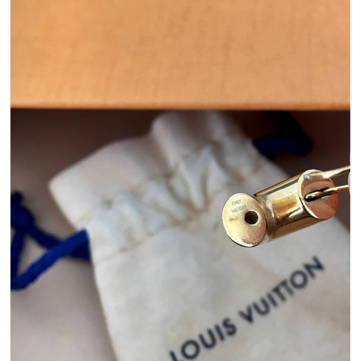 LOUIS VUITTON Essential V Hoop Earrings M61088 Gold Women's