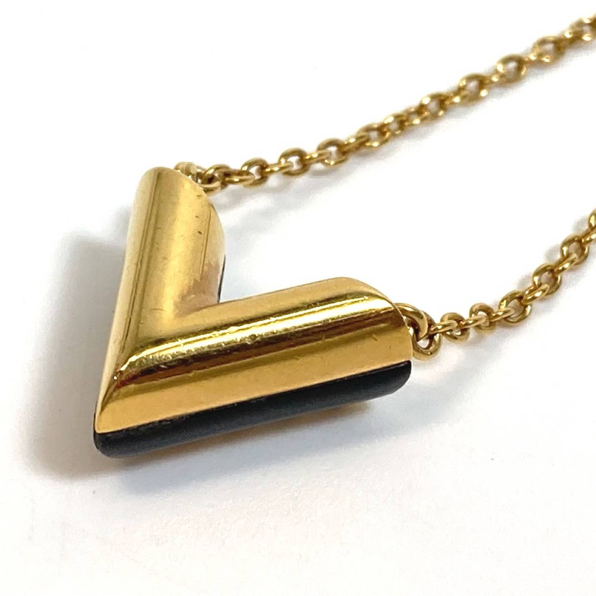 Essential v necklace Louis Vuitton Gold in Metal - 33240938