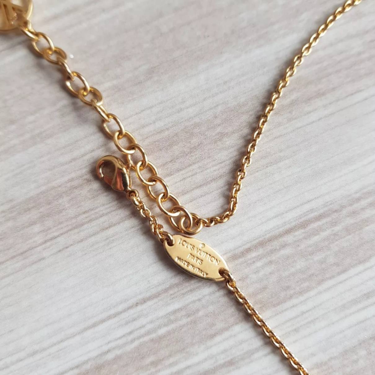 Essential v necklace Louis Vuitton Gold in Other - 34015643