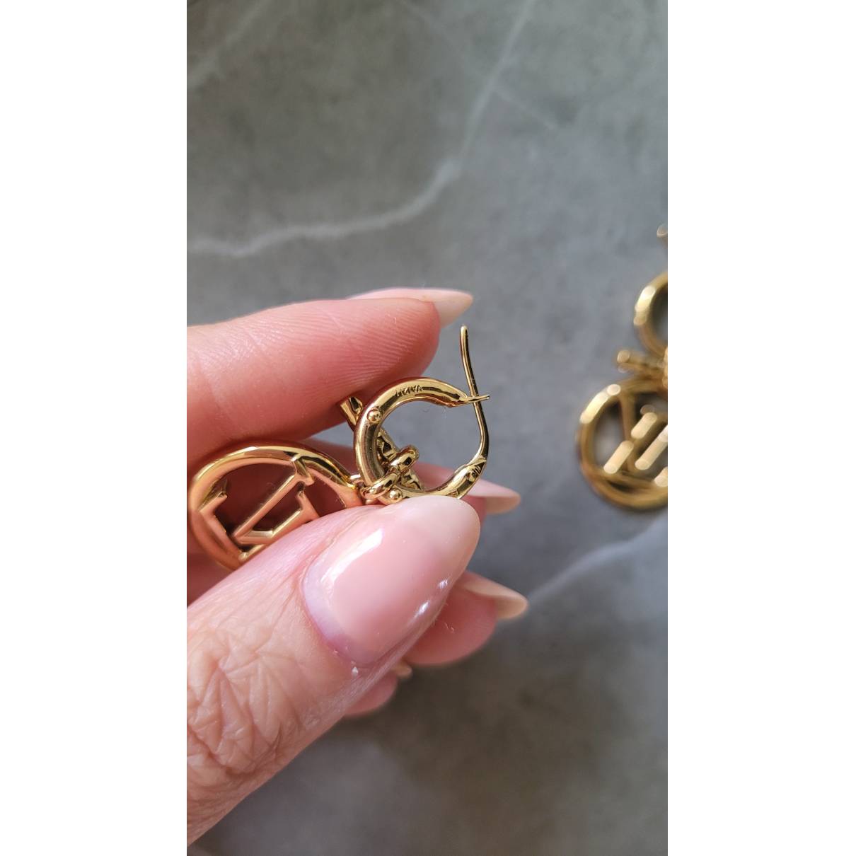 The most high-demand item rn💥 📸@tamara LV multi Pochette: £2400 LV  earrings: £640 #Louisvuitton #lv #lvlover #lvearr…