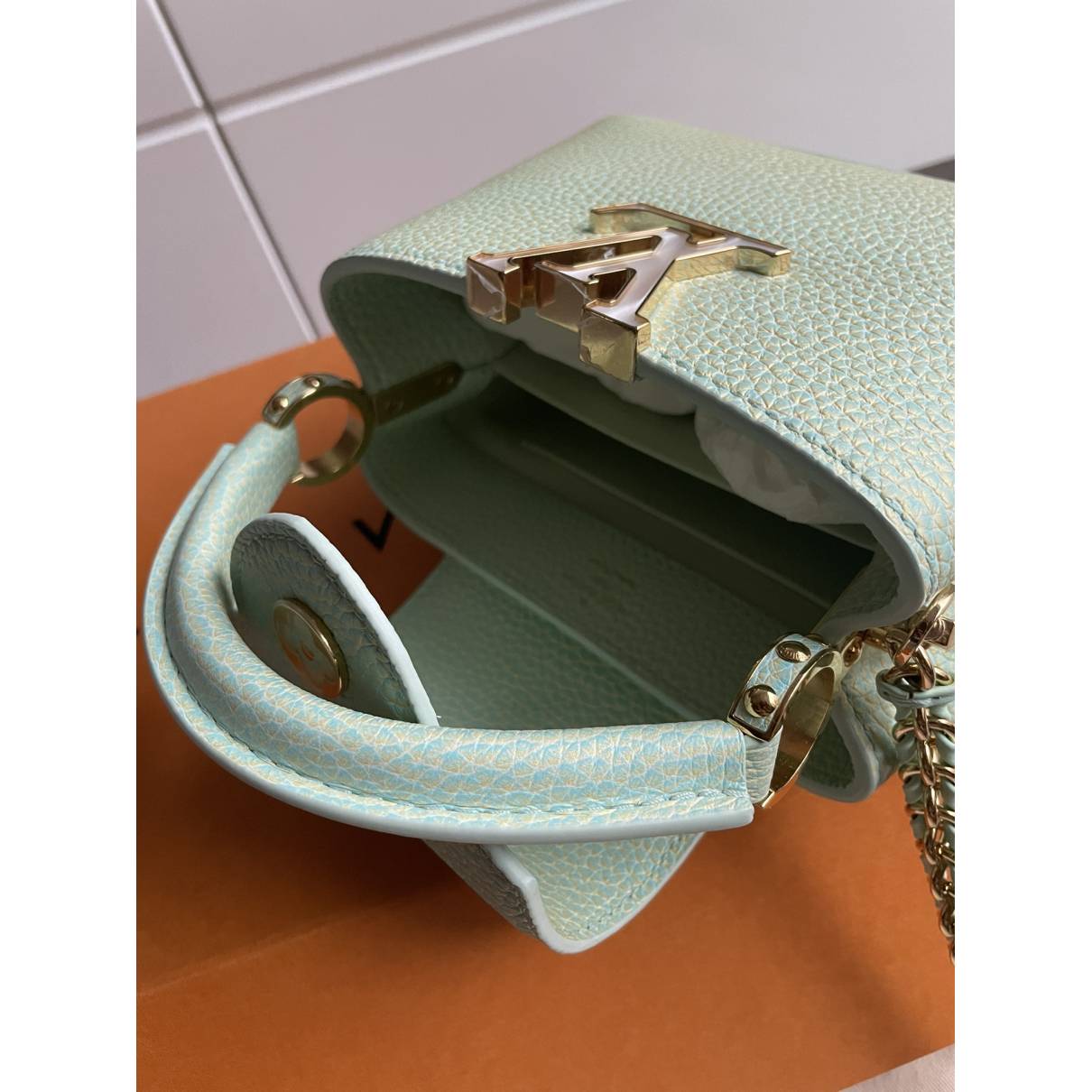Capucines leather handbag Louis Vuitton Beige in Leather - 26765448