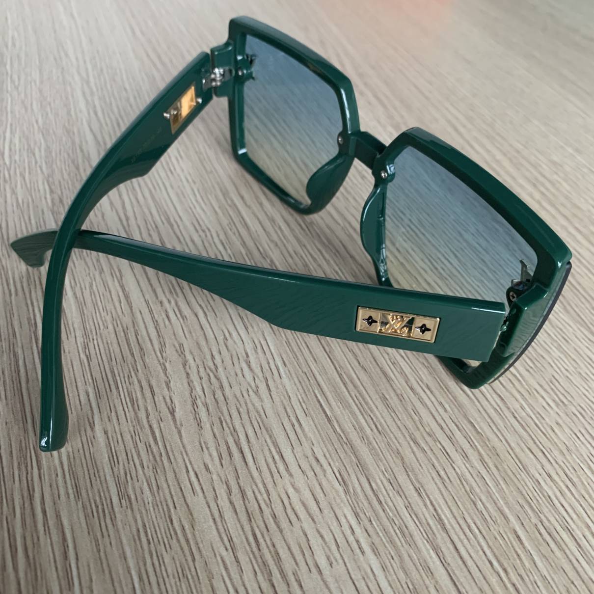 Drive oversized sunglasses Louis Vuitton Green in Metal - 32720963