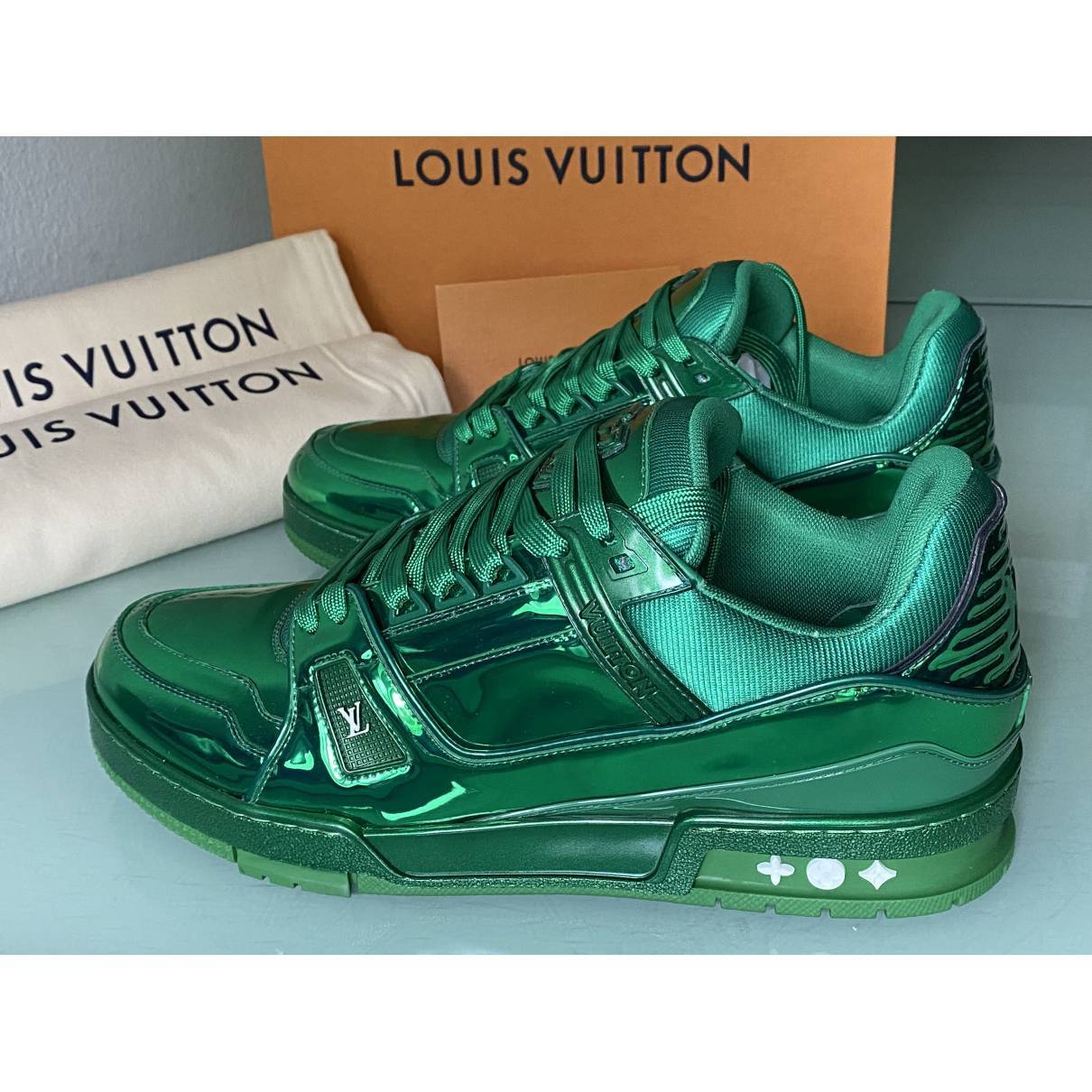 Louis VUITTON - Pale green Monogram patent leather case …