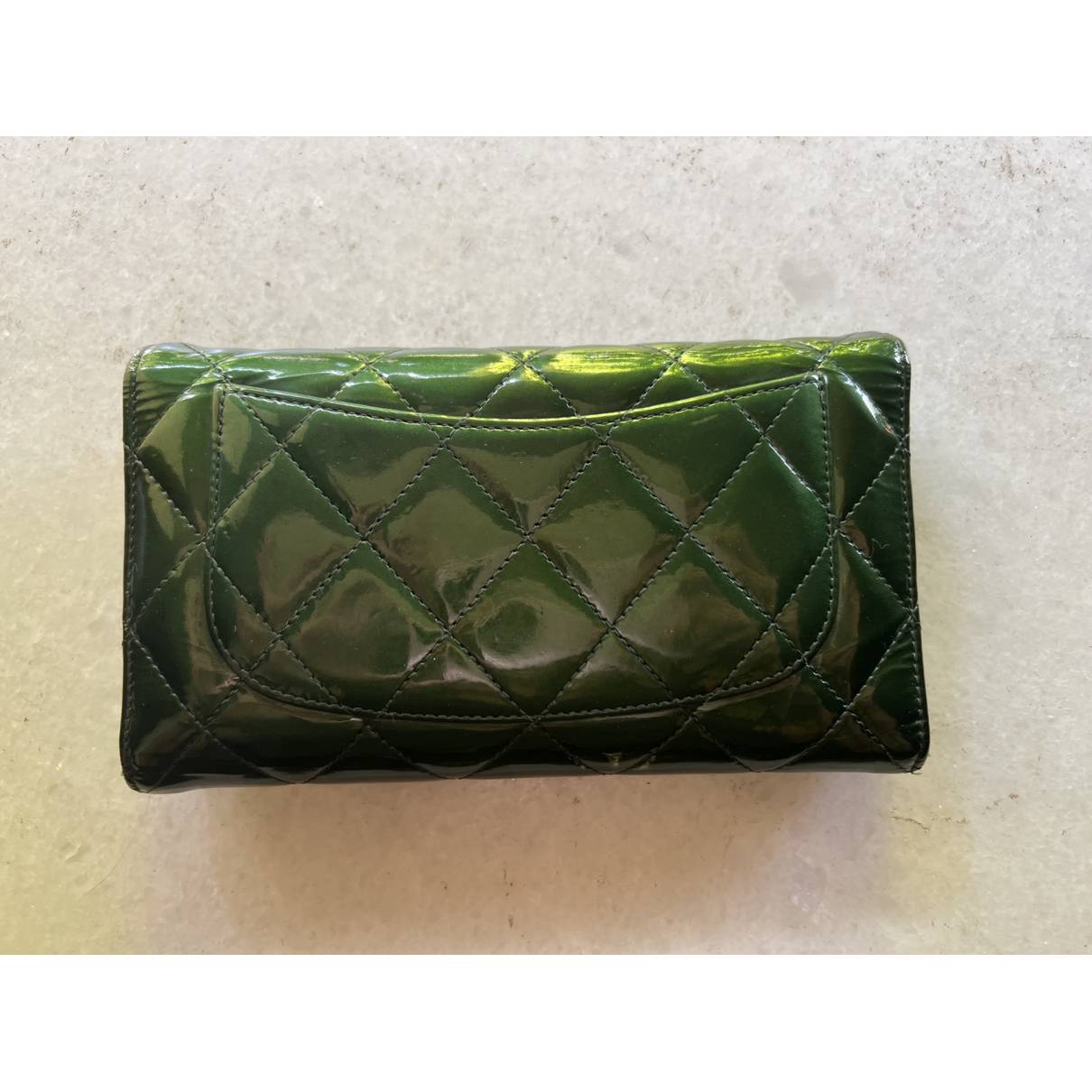 Chanel - Authenticated Timeless/Classique Wallet - Patent Leather Green Plain for Women, Very Good Condition
